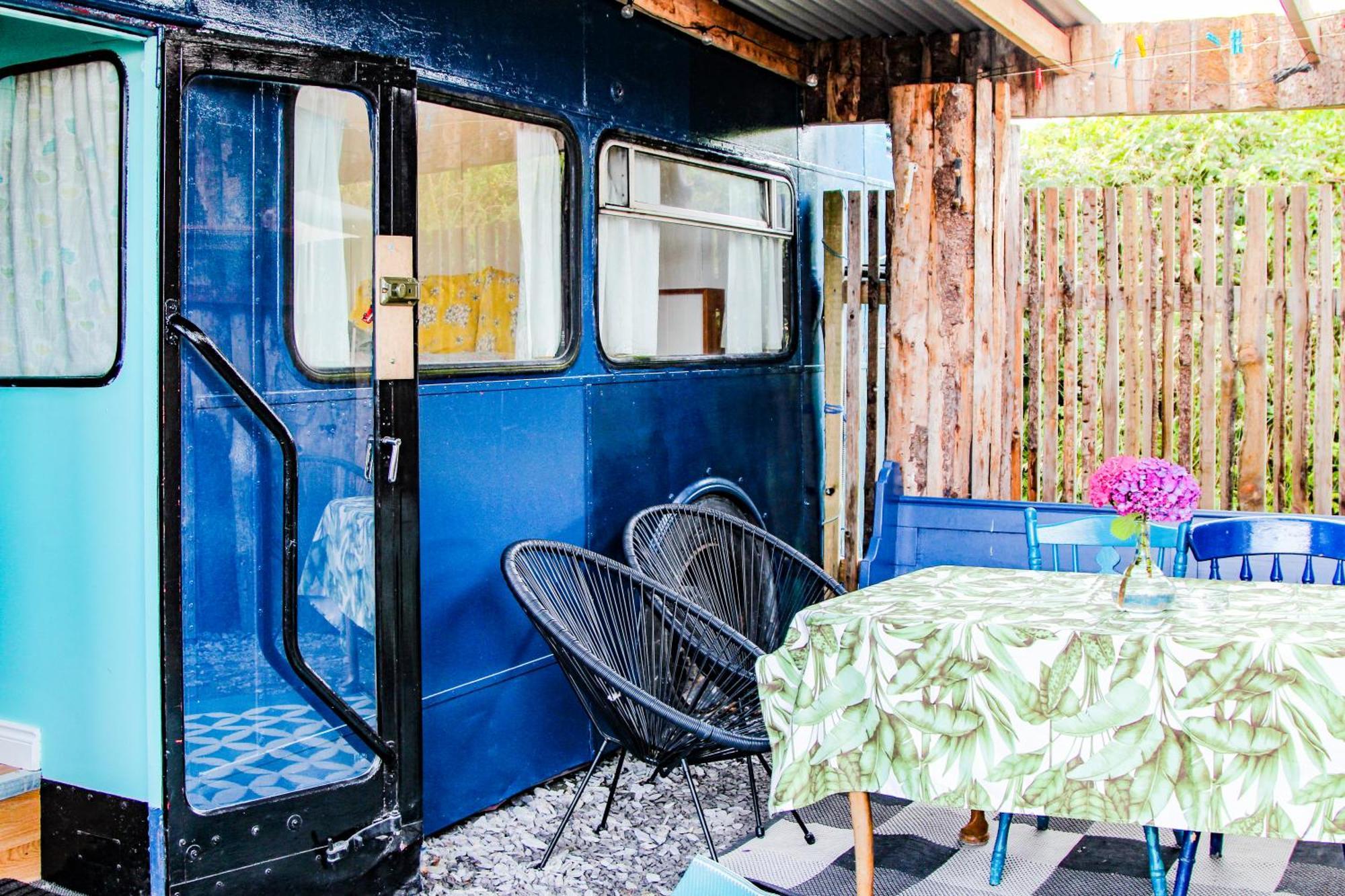 Double Decker Bus At Valentia Island Escape Hotel Chapeltown Exterior photo